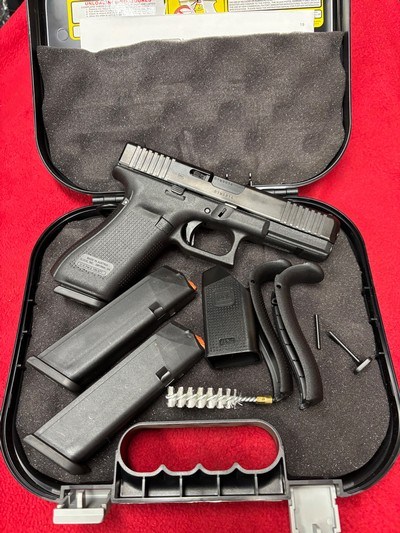 NEW Glock 22 GEN 5 .40 SW ....3 MAGS.