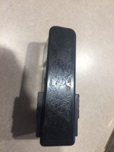 Remington factory new detachable engraved magazine for 700 BDL.
Has deer head engraved on bottom.
Long action for 7mag, .300 and .338mags - 1 of 2