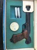 Smith and Wesson Co2 semi auto - 1 of 4