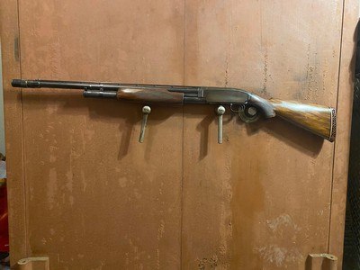 Winchester Model 12
Deluxe checkered VR