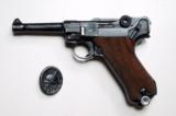 41 CODE 42 NAZI GERMAN LUGER / W/ MATCHING # MAGAZINE AND ORIGINAL WOUND BADGE - 1 of 10