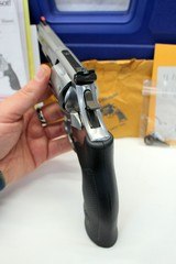 Smith & Wesson MODEL 686-6 Revovler 4