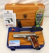 Smith & Wesson SW1911 pistol FACTORY MACHINE ENGRAVED Unused PRESENTATION CASE - 1 of 11