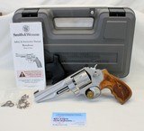 Smith & Wesson MODEL 627-5 PERFORMANCE CENTER Revolver .357 Mag CASE & GRIPS - Image 1 of 14