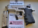 SMITH & WESSON PERFORMANCE CENTER RECON 40 DBL ACTION 40 S & W - 1 of 4