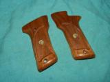 S&W 422/622 SPECIAL ORDER WALNUT TARGET GRIPS - 1 of 2