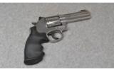 Smith & Wesson 617-6, .22LR - 1 of 2