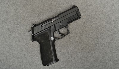 SIG Sauer ~ P229 ~ .40 S&W
