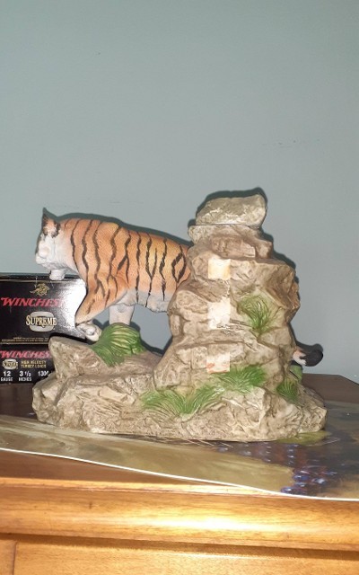 HERITAGE CHINA BENGAL TIGER FIGURINE - Image 2 of 7