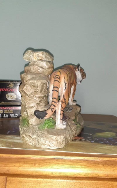 HERITAGE CHINA BENGAL TIGER FIGURINE - Image 3 of 7