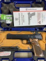 Smith & Wesson Model 41 Target Pistol .22lr - 1 of 8