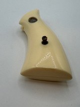 Smith & Wesson Pre Ban Ivory K Frame Square Butt Grips - minty - 7 of 10