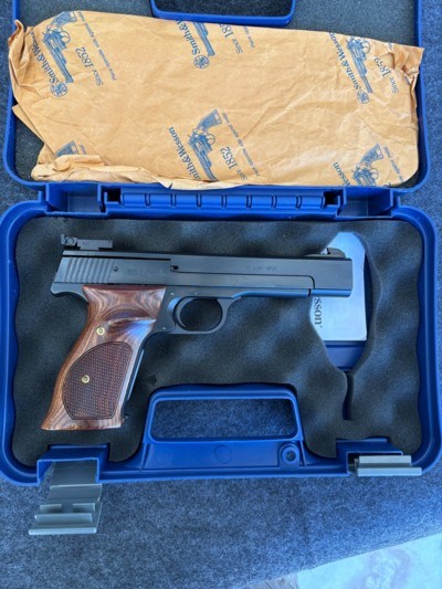 Smith and Wesson model 41 5.5”. .22lr - Image 3 of 10