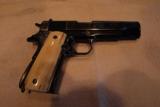 Matching Engraved and gold inlayed pair of 1911A1 pistols from the WWII era - 3 of 14