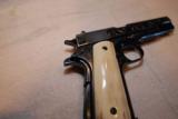 Matching Engraved and gold inlayed pair of 1911A1 pistols from the WWII era - 5 of 14