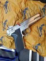 SMITH&WESSON
MODEL 4506
45 ACP
WITH ADJ. SITES - 2 of 13