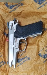 SMITH & WESSON 5906 - 2 of 14