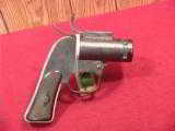 US WWII EUREKA VACUUM CLEANER CO. AN-M8 FLARE PISTOL - 1 of 5