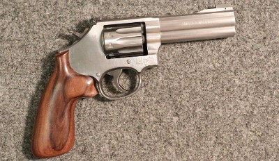 Smith & Wesson ~ 617-6 ~ .22 Long Rifle (SKU: 4541552)
