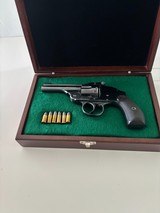 ???????Harrington & Richardson 2nd model Hammerless large frame .32 S&W revolver.  **C&R**