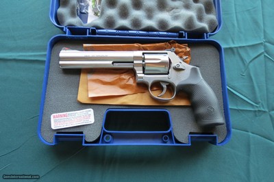 New
in Box Smith & Wesson 686-6 in 357 Magnum