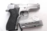 Smith & Wesson .40 model 4046 Stainless Steel Frame DAO 3 Dot 12 Shot 2 Magazines VG Milwaukee County Sheriff Dept
- 11 of 11
