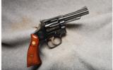 Smith & Wesson Mod48-2
.22 Mag - 1 of 2