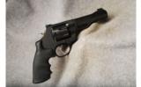 Smith & Wesson 327 TRR8 .357 Mag/.38 Spl + P - 1 of 2