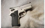 Smith & Wesson Mod 4013TSW .40 S&W - 1 of 2