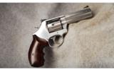 Smith & Wesson Mod 686-6 .357 Mag - 1 of 2