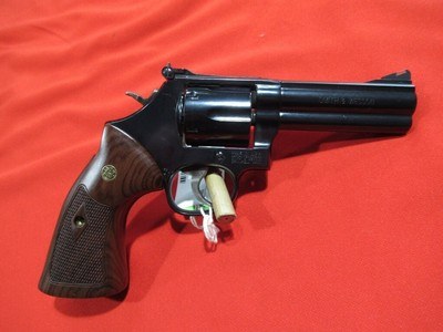 Smith & Wesson Model 586-8 357 Magnum 4