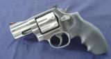 Smith & Wesson Model 686-5 No Lock, Distinguished Combat Magnum Stainless with 2-1/2