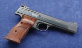 Smith & Wesson41 New Model chambered in .22lr - 1 of 5