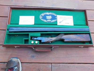 Parker Repro 28ga As New DHE With both the hard case and cardboard outter box, keys and brass snap
caps Rare 28