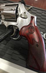 Smith and Wesson Model 686 Deluxe .357 Magnum - 5 of 11