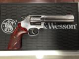 Smith and Wesson Model 686 Deluxe .357 Magnum - 2 of 11