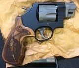 Smith & Wesson Model 327 / 357 Magnum - 2 of 10