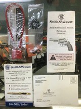 Smith & Wesson Model 327 / 357 Magnum - 5 of 10
