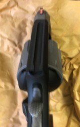 Smith & Wesson Model 327 / 357 Magnum - 8 of 10