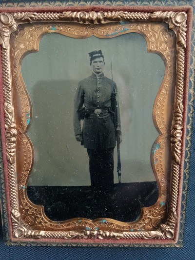 Quarter plate ambrotype of armed soldier - Image 2 of 4