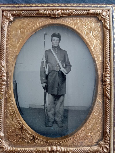 Quarter plate tintype of armed soldier with Mississippi rifle - Image 3 of 4