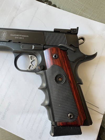 S&W1911 - 4.75” 1911 - Like New - Gunsmith inspected and with Edgar-Kress stamped 1944 leather shoulder rig - original and not repro - 2 mags. - Image 3 of 15