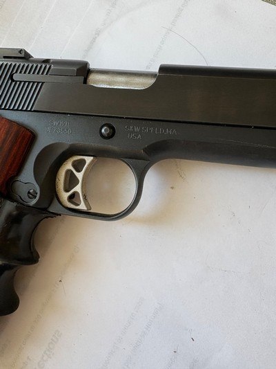 S&W1911 - 4.75” 1911 - Like New - Gunsmith inspected and with Edgar-Kress stamped 1944 leather shoulder rig - original and not repro - 2 mags. - Image 7 of 15