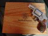 Smith & Wesson 640-1 factory engraved,Rosewood finger groove grips,wood Pres.case,357Mag or 38 Sp,new in #d box with all papers-very nice !! - 1 of 12