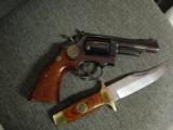 Smith & Wesson 19-3 Texas Rangers,Comm. set with matching Bowie knife in fitted wood case,4