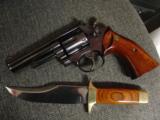 Smith & Wesson 19-3 Texas Rangers,Comm. set with matching Bowie knife in fitted wood case,4