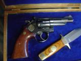 Smith & Wesson 19-3 Texas Rangers,Comm. set with matching Bowie knife in fitted wood case,4