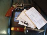 Smith & Wesson 19-3 Texas Rangers,Comm. set with matching Bowie knife in fitted wood case,4
