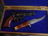 Smith & Wesson 19-3 Texas Rangers,Comm. set with matching Bowie knife in fitted wood case,4