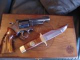 Smith & Wesson 19-3,Texas Rangers Commemorative,with matching serial # knife,1973,357 Mag 4